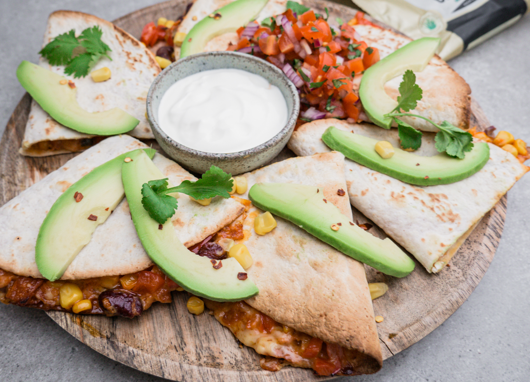 Bagte quesadillas med chorizo og cheddar