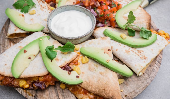 Bagte quesadillas med chorizo og cheddar