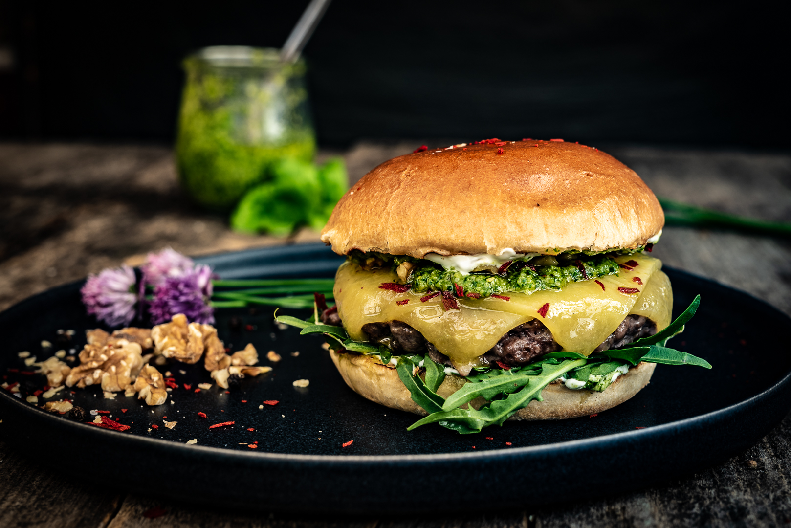 Cheddar burger med pesto og valnød