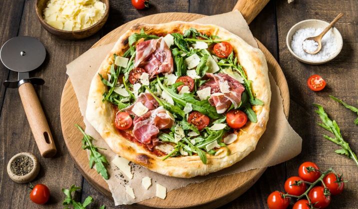 Pizza med rucula, skinke og cheddar