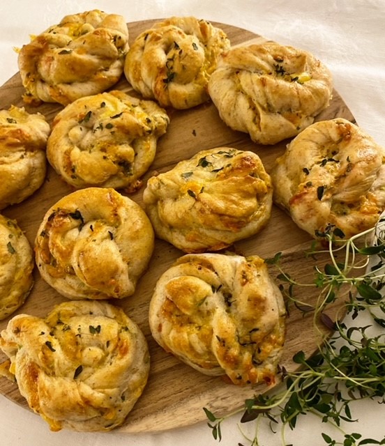 Snurrer med cheddar og krydderurter