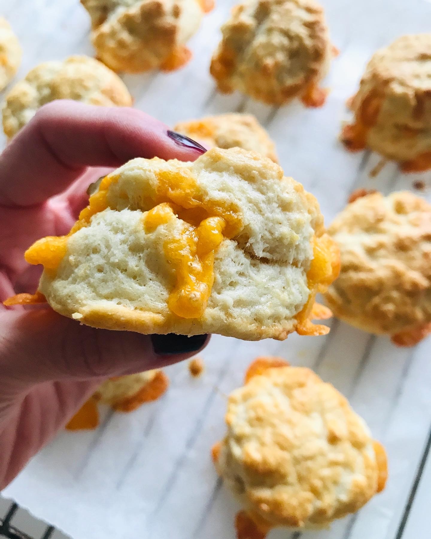 Chili og cheddar scones