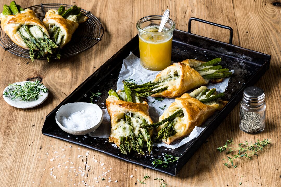 Butterdej med asparges og cheddar