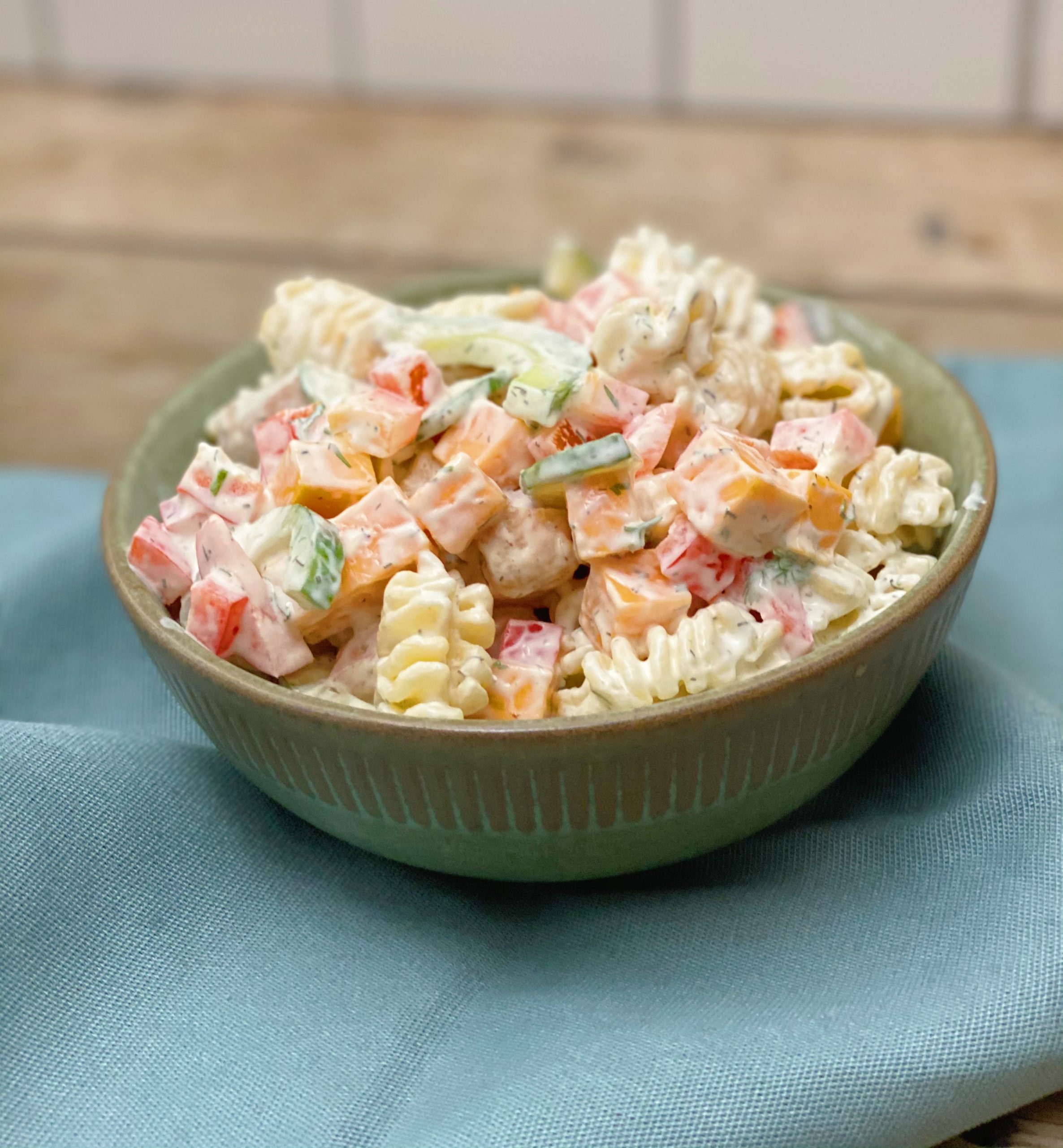 Pastasalat med kylling og cheddar