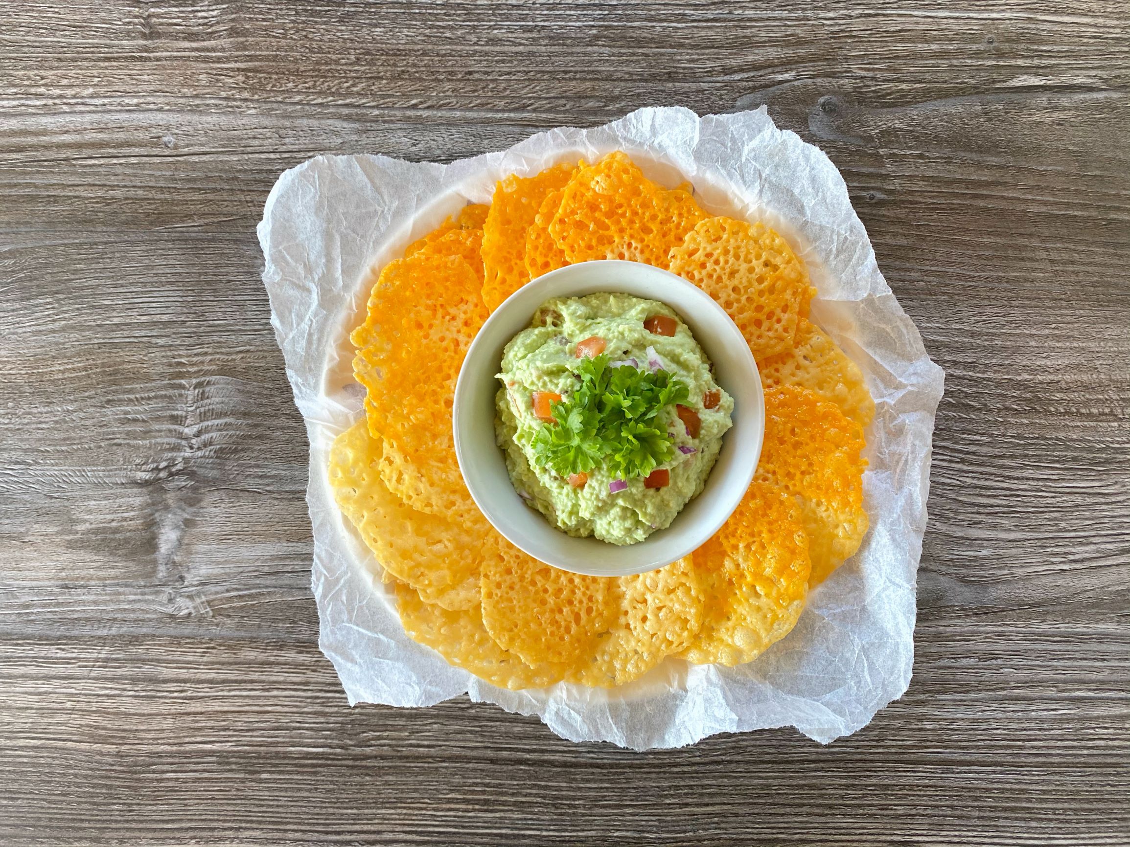 Cheddarchips med guacamole