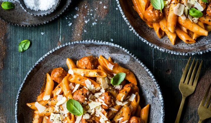 Pasta med kødboller og cheddar