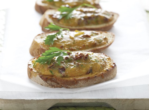 Μπρουσκέτες με Kerrygold Cheddar, λιαστή ντομάτα και κρεμμυδάκι