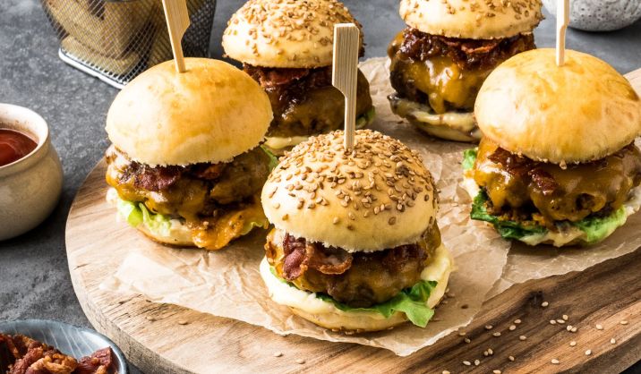 Τριπλά μίνι burger με μπέικον και Kerrygold Cheddar