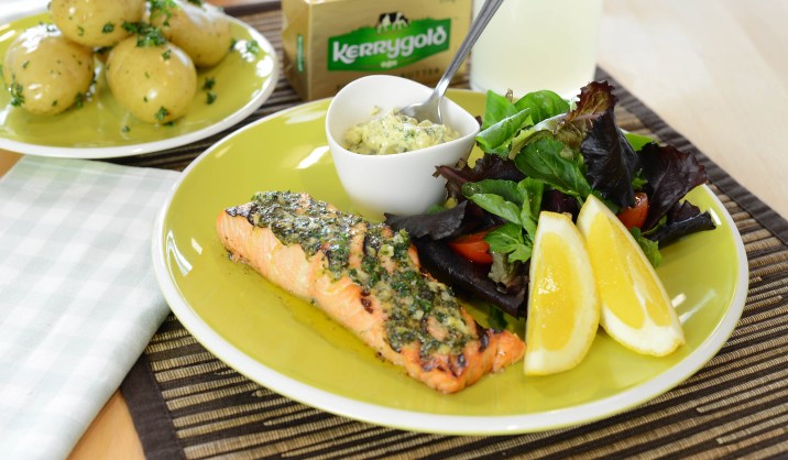 Filetes de salmón con salsa de mantequilla aderezada con ajo, hierbas y cítricos