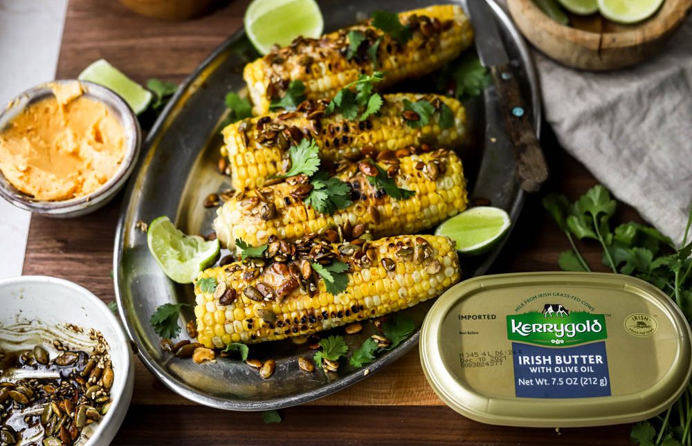 Maíz con mantequilla de chile y semillas tostadas