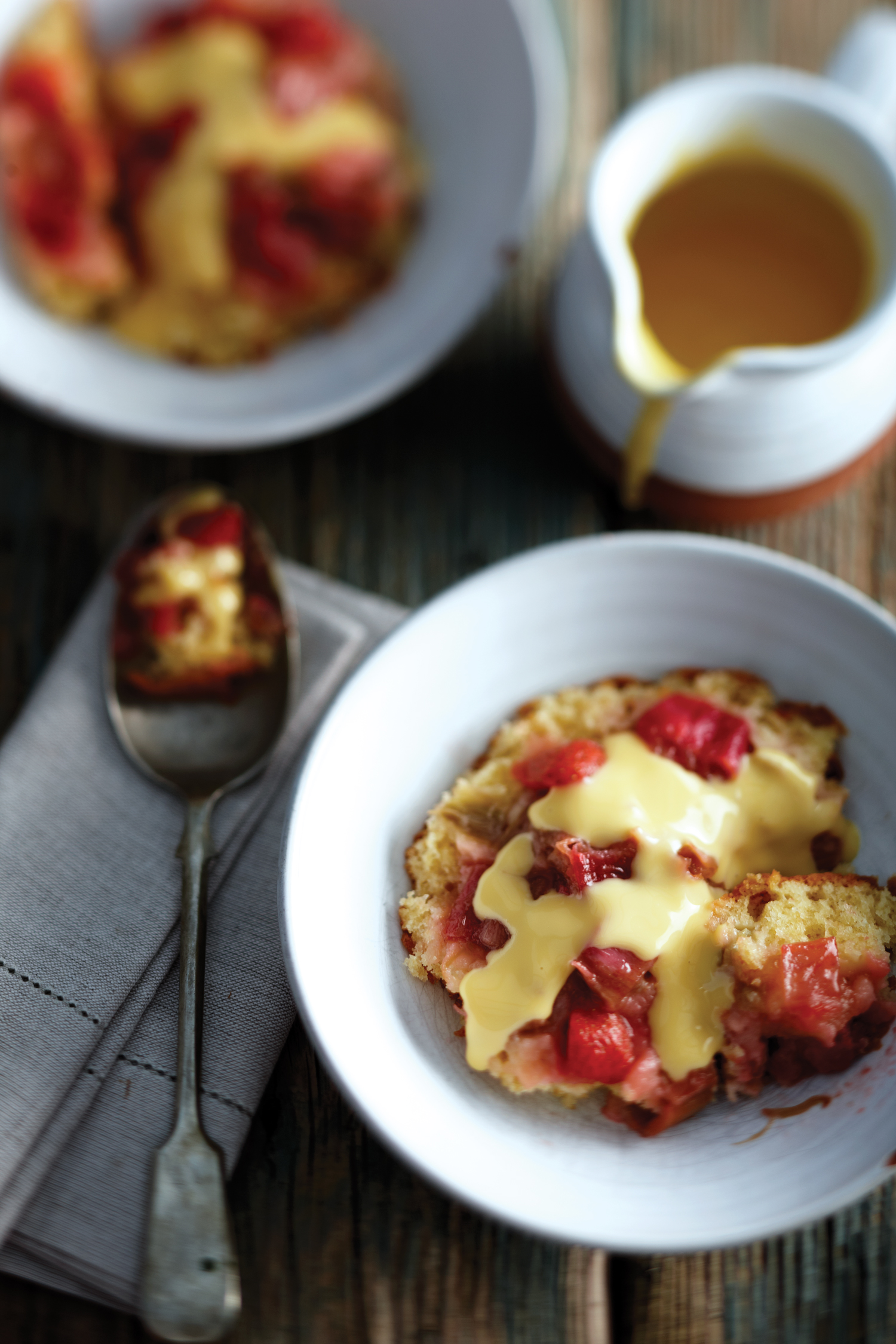 Sponge pudding à la rhubarbe et à la fraise