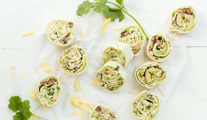 Wraps à l’avocat et au lard Apéro, lunch, pique-nique… Cette succulente recette de wraps à l’avocat et au lard se prête à toutes vos envies. Côté pratique, elle ne demande que quelques minutes de préparation. Mieux encore : vous pouvez aussi la préparer à l’avance. De quoi rassasier les estomacs affamés en un clin d’œil. En voilà une chouette recette, non ?