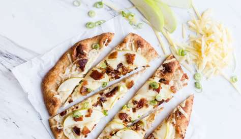 Nul besoin de passer des heures derrière les fourneaux pour se régaler. Ce flatbread en est le parfait exemple. Accompagné de lard, c’est tout simplement irrésistible. 