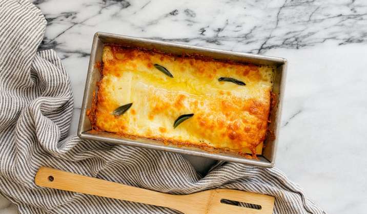 Voilà une lasagne qui sort de l’ordinaire… Une lasagne onctueuse au butternut, débordant de fromage et légèrement sucrée grâce au butternut doux comme le beurre. Alors, curieux de découvrir le secret de notre butternut doré à souhait ? 