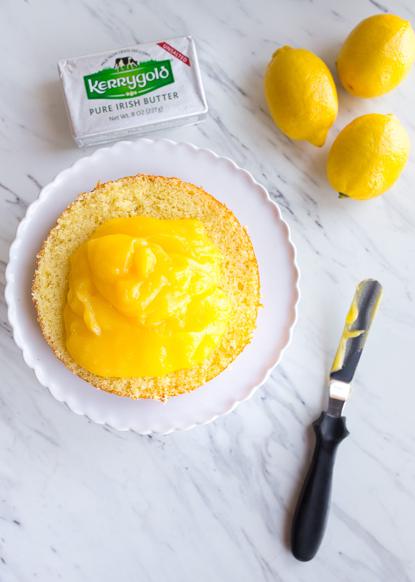 Gâteau au citron avec glaçage à la crème fouettée