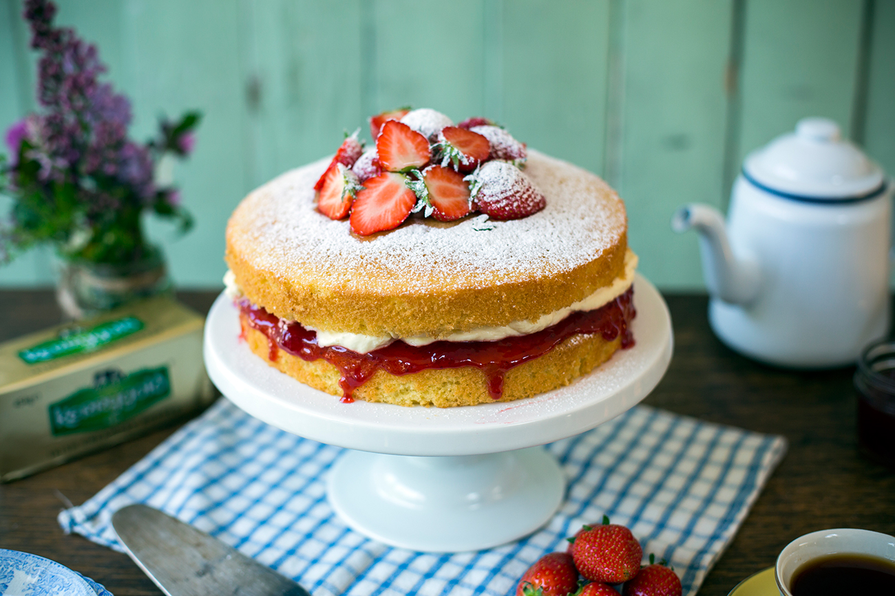 VICTORIA SPONGE WITH ROAST STRAWBERRIES AND ALMOND - OUR MODERN KITCHEN