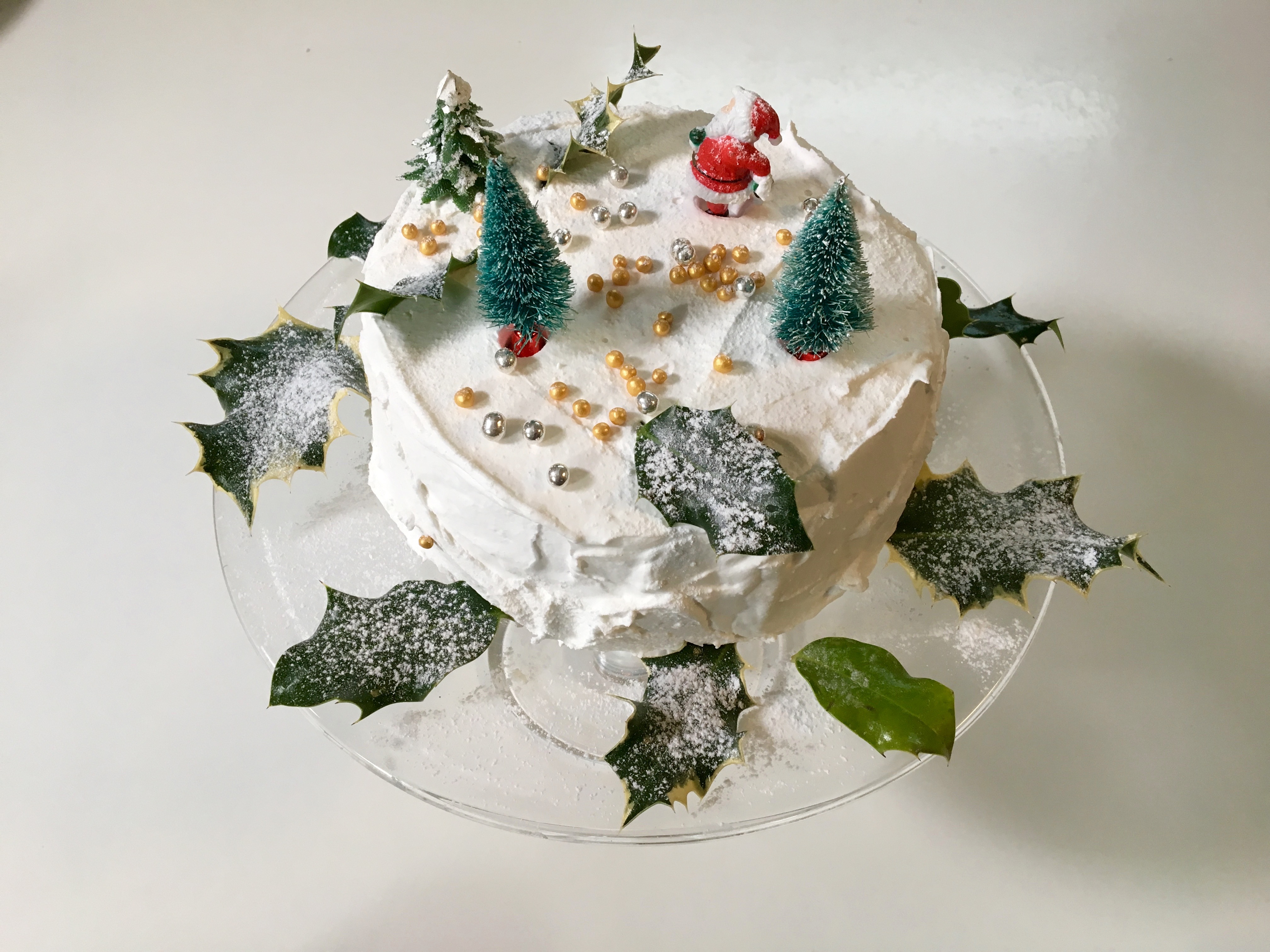 20 Jaw Dropping Winter Cakes : Red and White Christmas Cake
