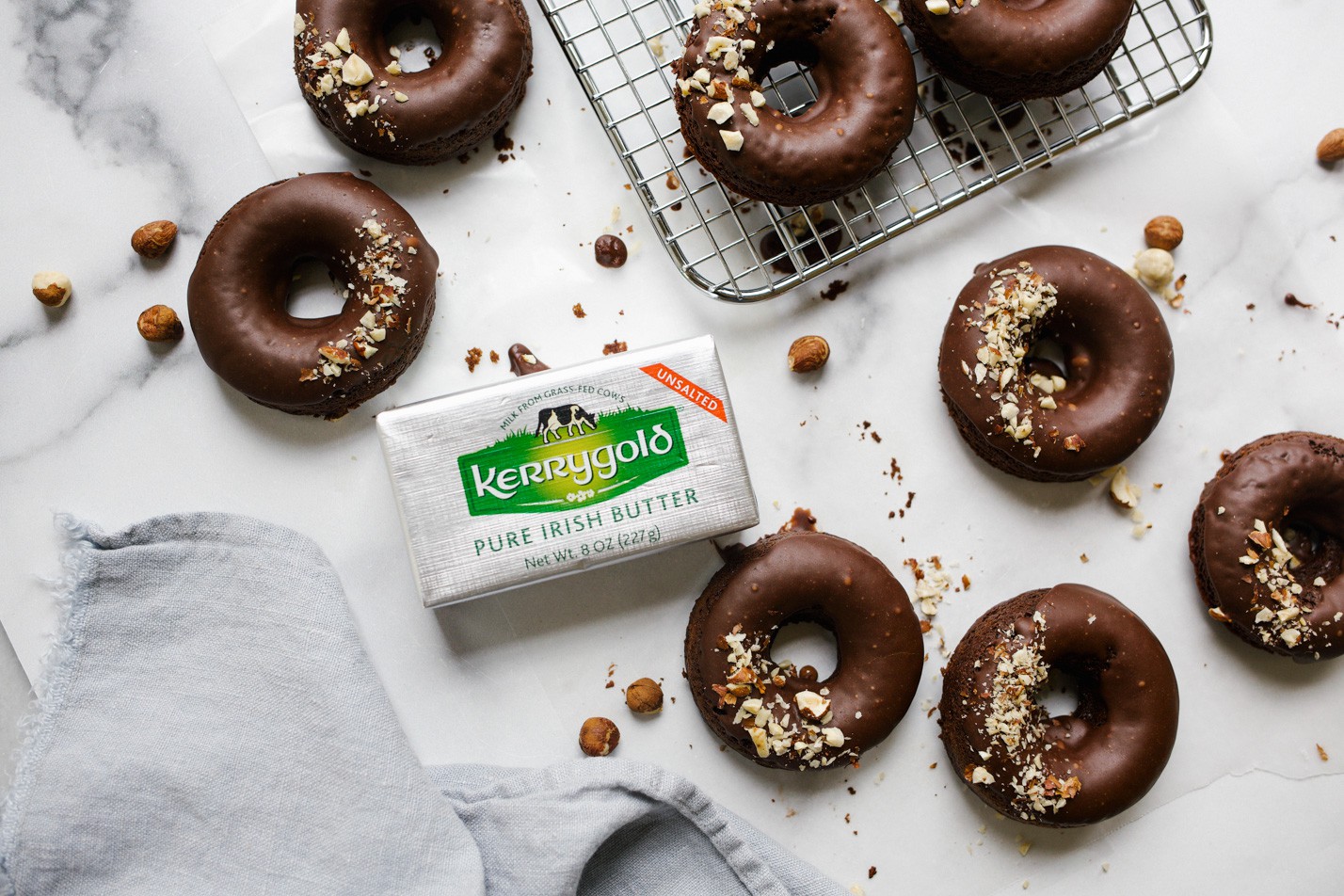 Donuts al cioccolato e nocciole