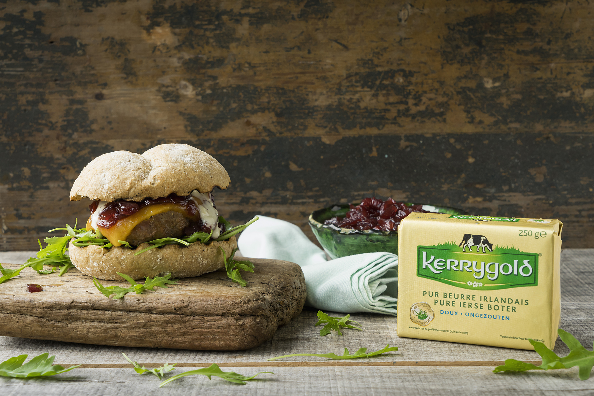 Burger met rode ui marmelade en cheddar