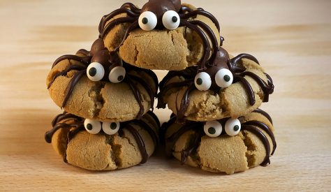 Bijna Halloween! Wij vertellen jou hoe je de beste spider cookies maakt. Over jouw koekjes zal nog lang nagepraat worden!