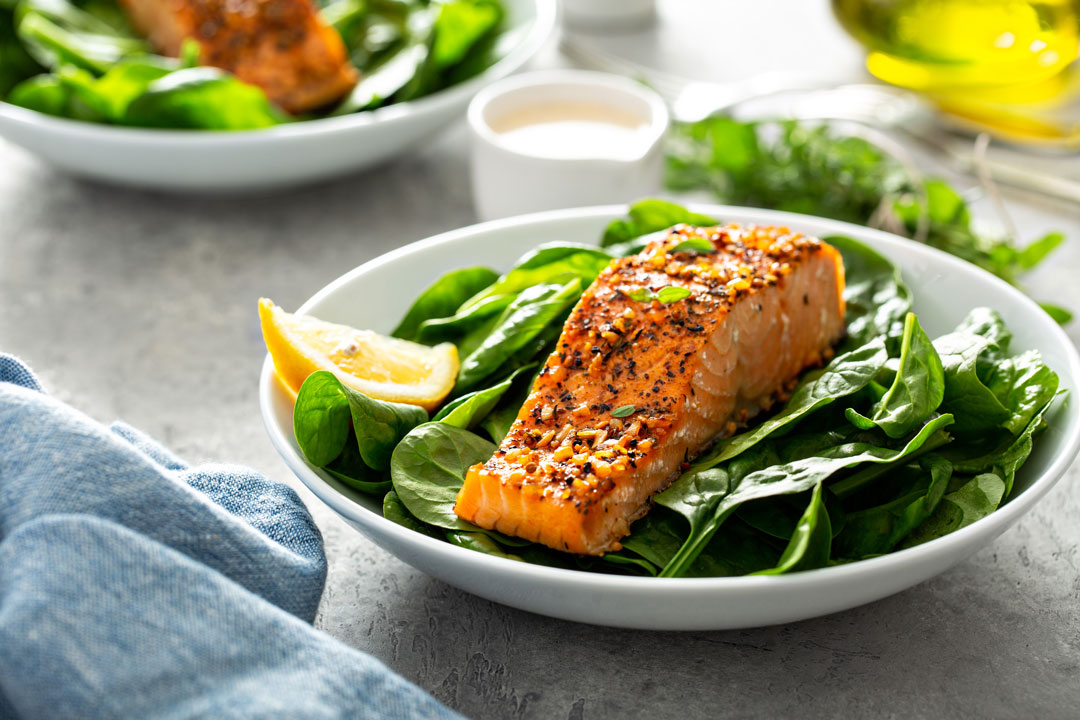 Gegrilde zalm met citroenbotersaus en kruiden