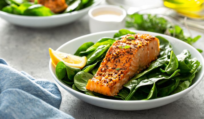 Gegrilde zalm met citroenbotersaus en kruiden