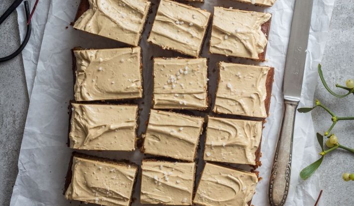 Blondies with white chocolate, macadamia nuts and sea salt