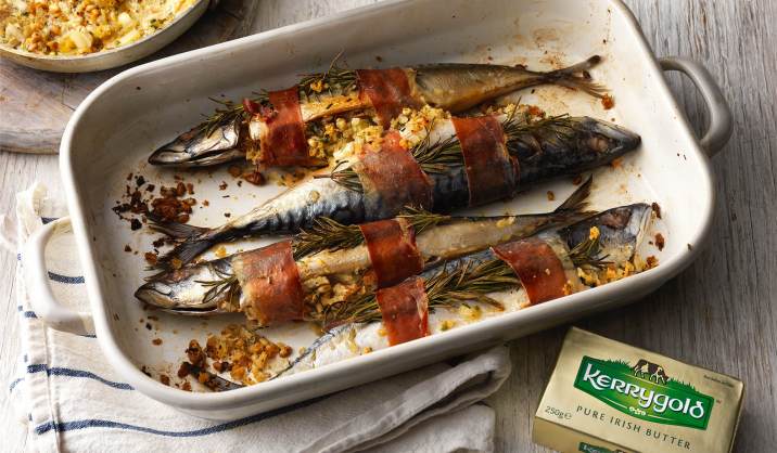 Baked mackerel with pancetta
