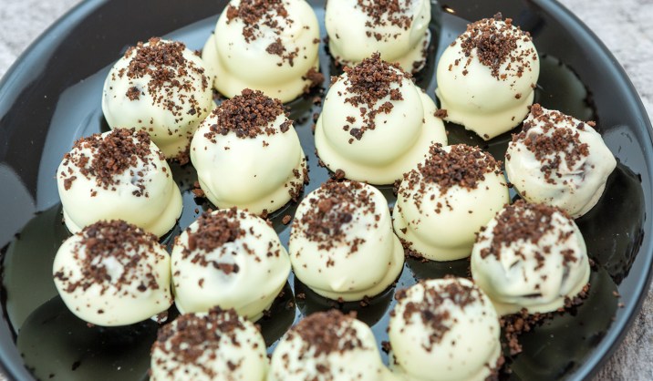 Christmassy Cookie Butter Truffles